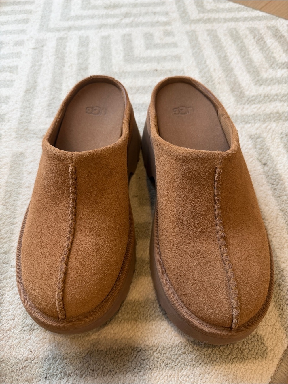 UGG women’s platformChestnut Brown Suede Slip-On Clog